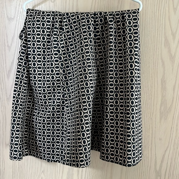 Gap skirt size 16, love the pattern. Has a zipper on the back. Flattering on - Picture 1 of 6